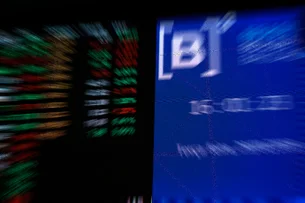 Ibovespa opera em alta com IPCA em desaceleração e saúde de Lula no radar