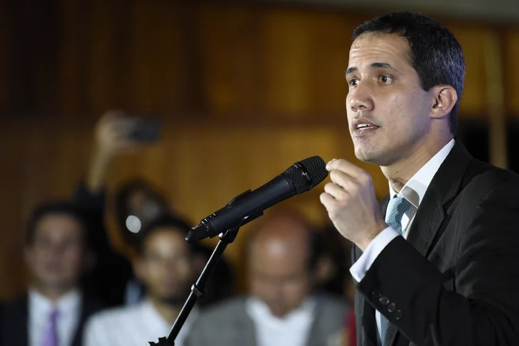 Guaidó: o líder da oposição defende a saíde de Maduro e um governo de transição (Marco Bello/Getty Images)