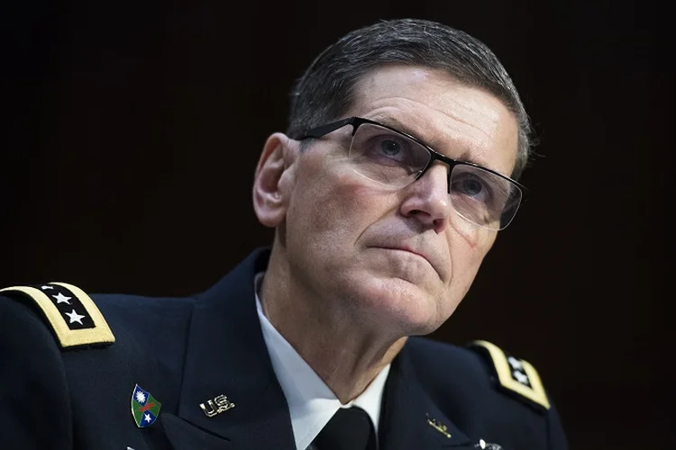 General Joseph Votel deve discutir com autoridades em Bagdá o impacto que a retirada dos EUA pode ter sobre o Iraque, onde o Estado Islâmico já mudou sua estratégia para rápidos ataques de guerrilha após perder todo seu território local (Tom Williams/CQ Roll Call/Getty Images)