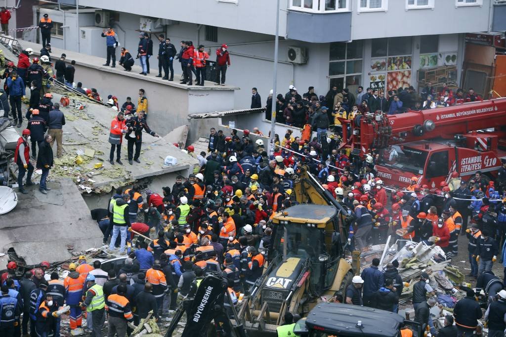 Turquia: equipes de resgate estão no local tentando chegar até as pessoas presas sob as ruínas do edifício (Serhat Cagdas/Anadolu Agency/Getty Images)
