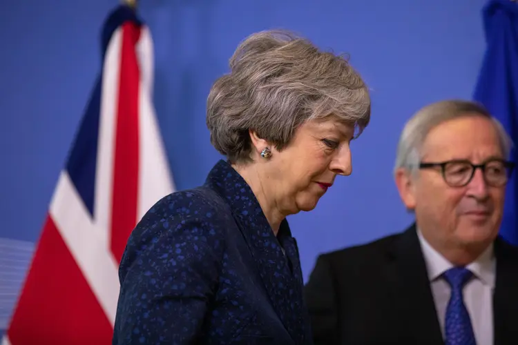 Primeira-ministra britânica, Theresa May, e presidente da Comissão Europeia, Jean-Claude Juncker (Olivier Matthys/Getty Images)