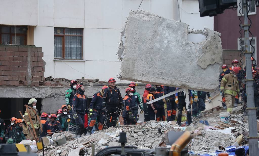 O prédio de cinco andares construído em 1992 desabou nesta quarta-feira (Isa Terli/Anadolu Agency/Getty Images)