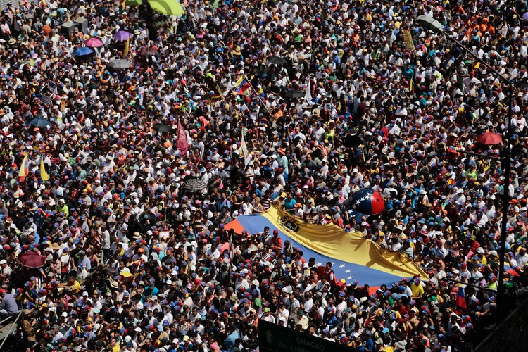 Protesto convocado pela oposição da Venezuela, liderada por Juan Guaidó, contra o bloqueio da ajuda humanitária (Rafael Hernandez/Getty Images)