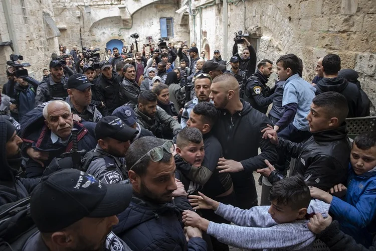 Forças de segurança da Israel retiram família palestina de casa (Faiz Abu Rmeleh/Anadolu Agency)