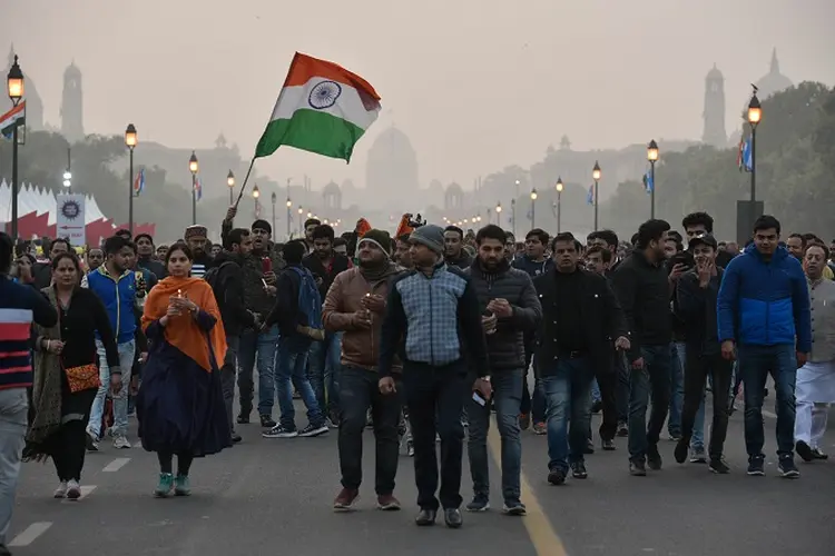 Manifestantes protestam contra ataque que deixou mais de 40 mortos (Biplov Bhuyan/Hindustan Times/Getty Images)
