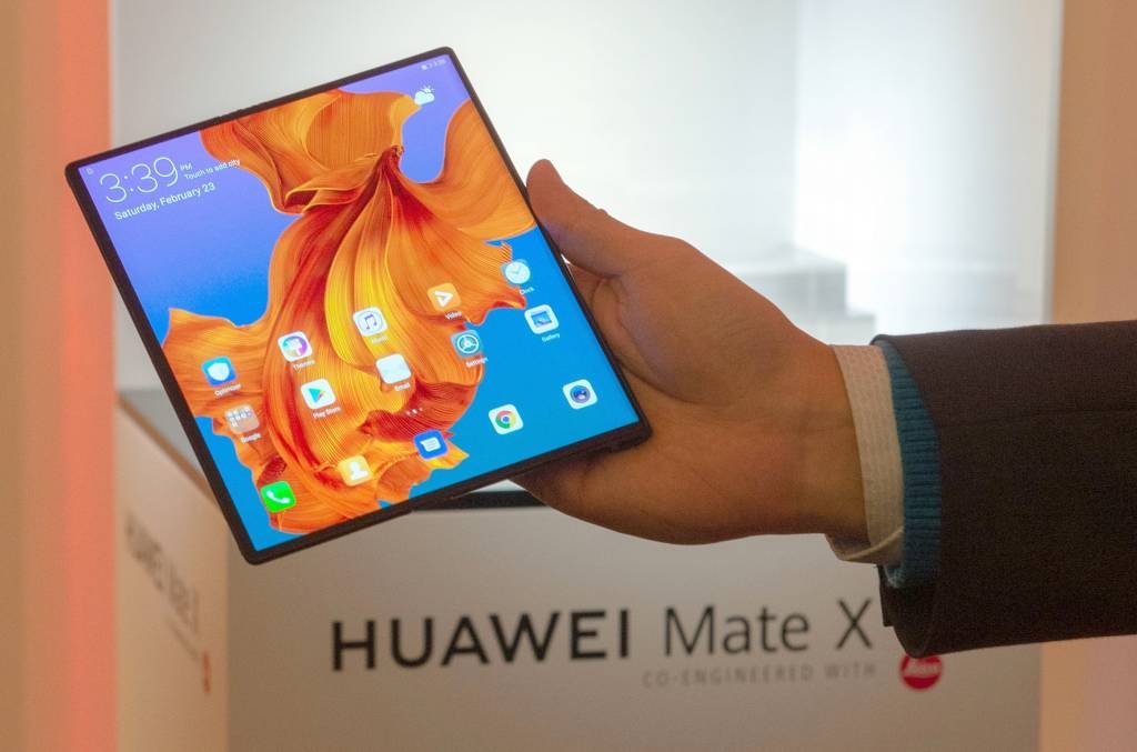 Huawei segue Samsung e apresenta smartphone com tela dobrável