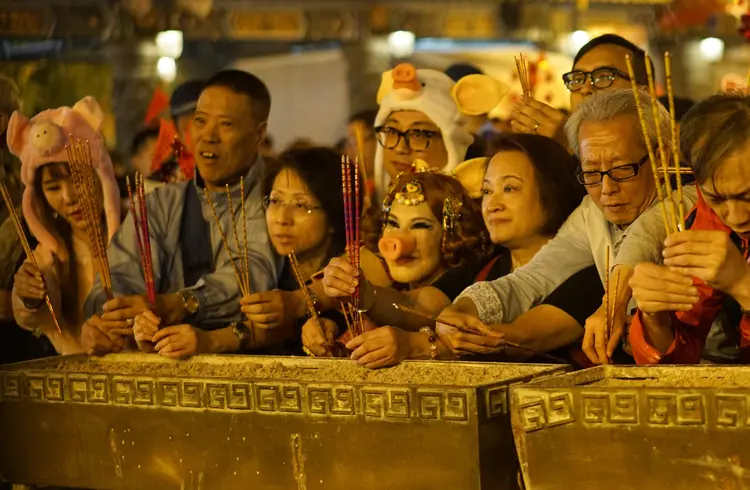 Hong Kong, China: pessoas queimam incensos e rezam por boa fortuna no Templo Wong Tai Sin (Zhang Wei/China News Service/VCG/Getty Images)