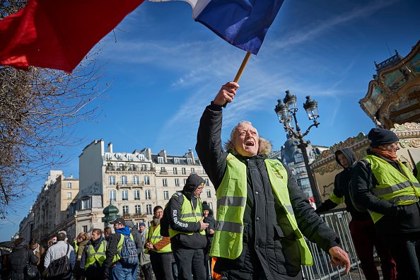 Mais violência em Paris, e coletes-amarelos seguem marchando