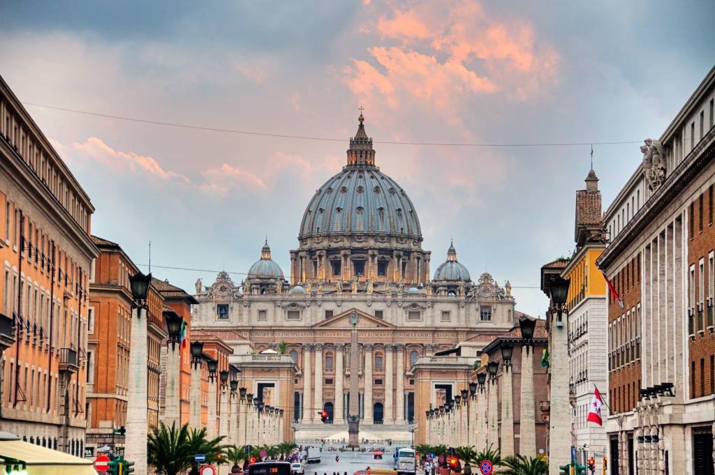 Vaticano condena cardeal de alto escalão à prisão por fraude financeira; entenda