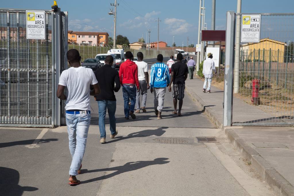 Itália começa desativação de maior centro de migrantes do país