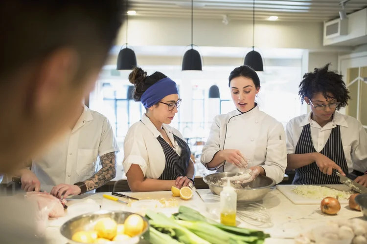 Mulheres chefs: Movimento #MeToo muda a mentalidade nas cozinhas  (Hero Images/Getty Images)