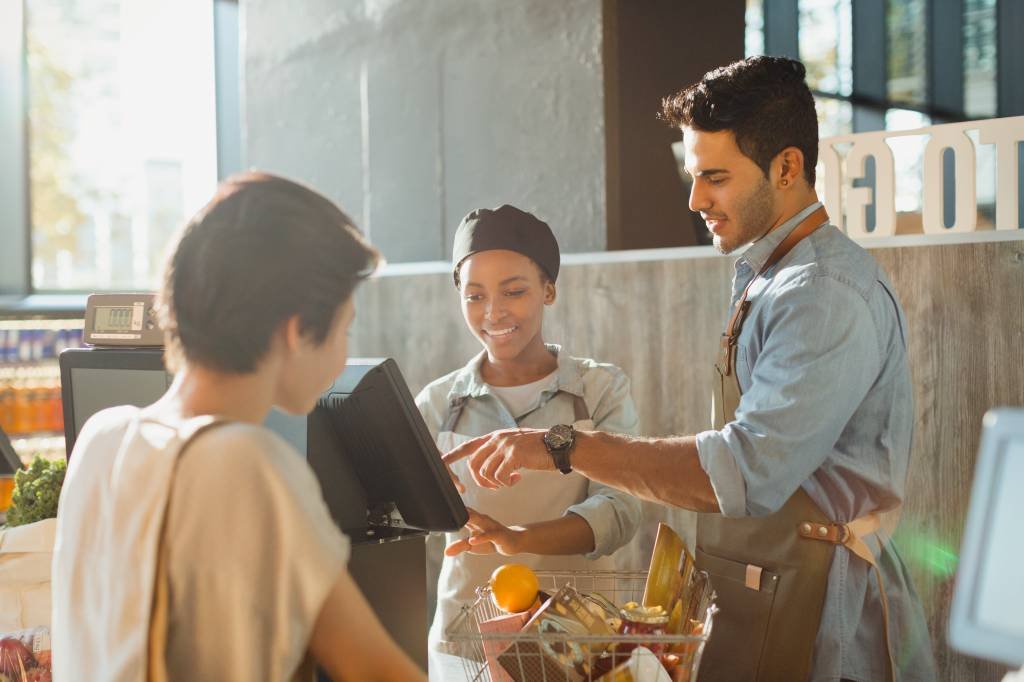 Por que alguém cuspiria no prato de um cliente? A ciência explica