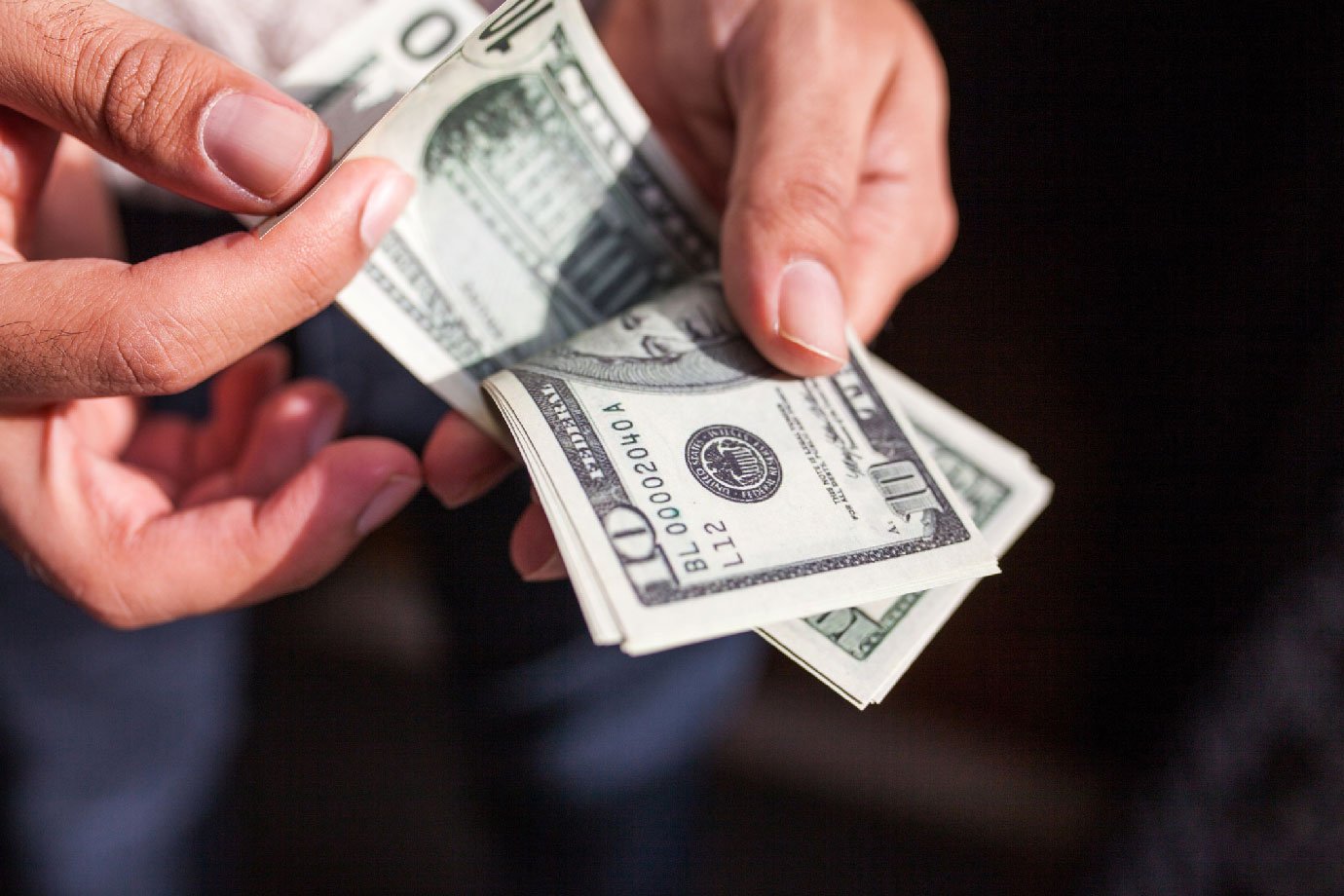 Dólar avança de olho no exterior e Previdência