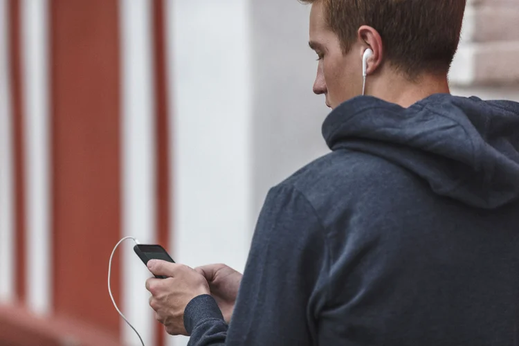 Mais de 1 bilhão de jovens no mundo corre o risco de desenvolver problemas auditivos (Westend61/Getty Images)