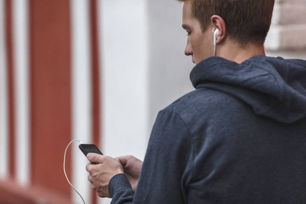 Jovem no celular: em SP, trote para a PM passa a ser punido com multa de R$ 2 mil (Westend61/Getty Images)