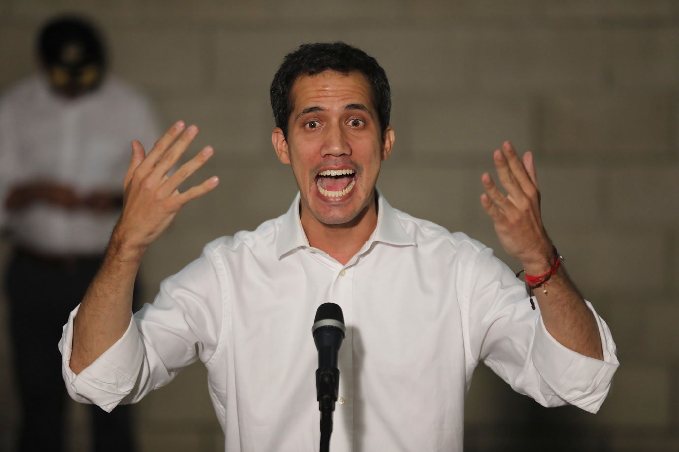 Guaidó aposta na pressão internacional para entrar com ajuda na Venezuela