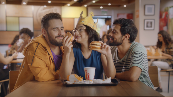 Burger King traz "trisal" e poliamor em nova campanha - e divide opiniões