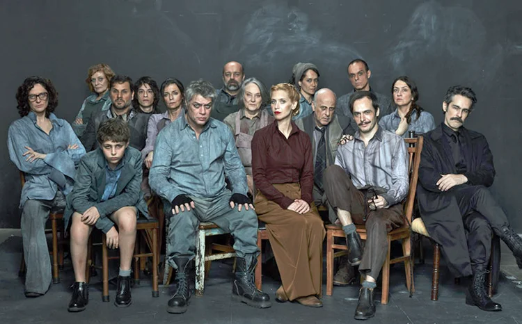 Elenco da peça "Dogville", dirigida por Zé Henrique de Paula: retrato de "cidadãos de bem" que se transformam em exploradores (Sevenx Produções Artísticas/Divulgação)