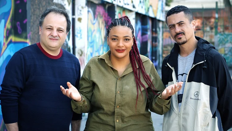 O professor da FEA-USP, Mauro Rodrigues, e os rappers Denise Alves e Rafael Gomes, apresentam o Guetonomia (Por quê?/Divulgação)