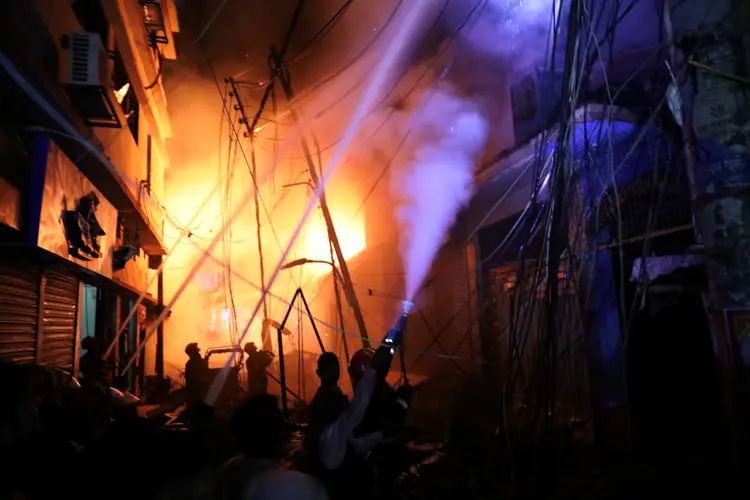 Firefighters work at the scene of a fire that broke out at a chemical warehouse in Dhaka, Bangladesh February 21, 2019. REUTERS/Mohammad Ponir Hossain (Mohammad Ponir Hossain)