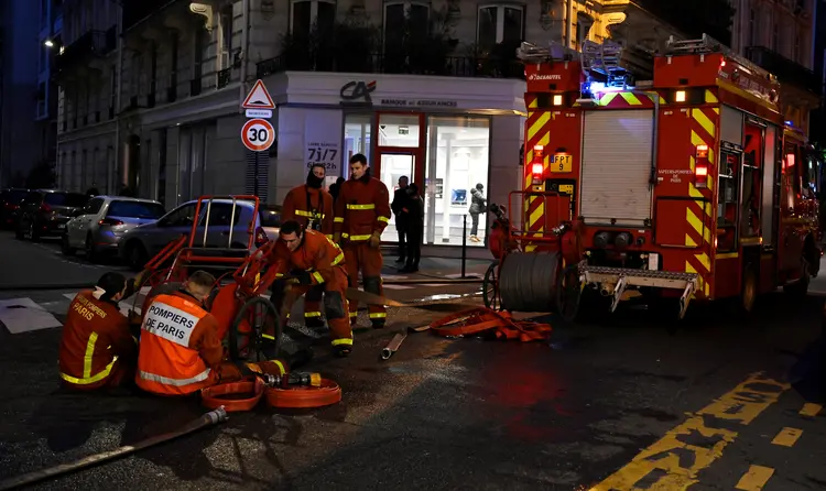 Paris, França: bombeiros trabalham na rua Erlanger depois de um incêndio em um prédio no 16º arrondissement no dia 5 de fevereiro de 2019 (Mustafa Yalcin/Anadolu Agency/Getty Images)