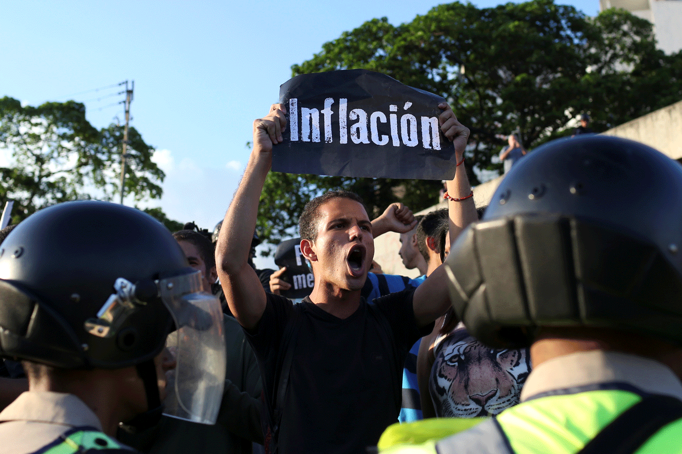Inflação na Venezuela supera 2.500.000% em 12 meses, diz Assembleia