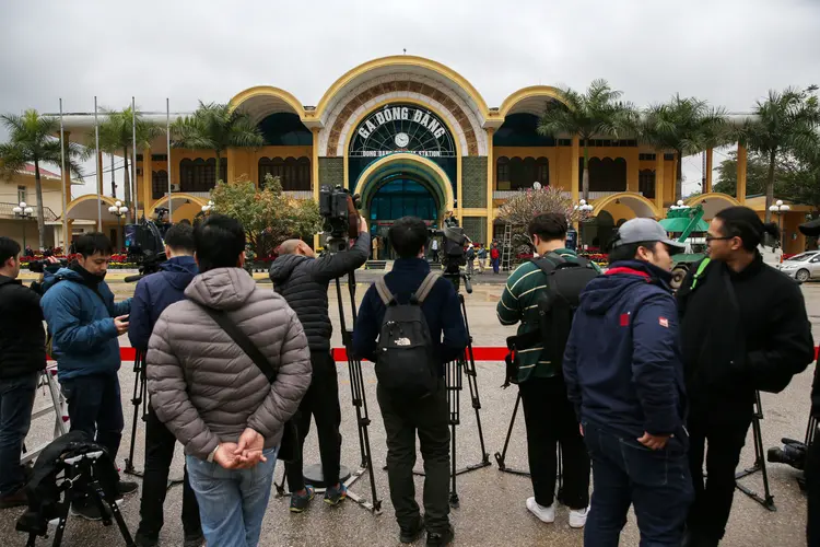 Estação de trem em Hanói: jornalistas esperam pela chegada de Kim, que percorre os 4 mil quilômetros até o Vietnã de trem