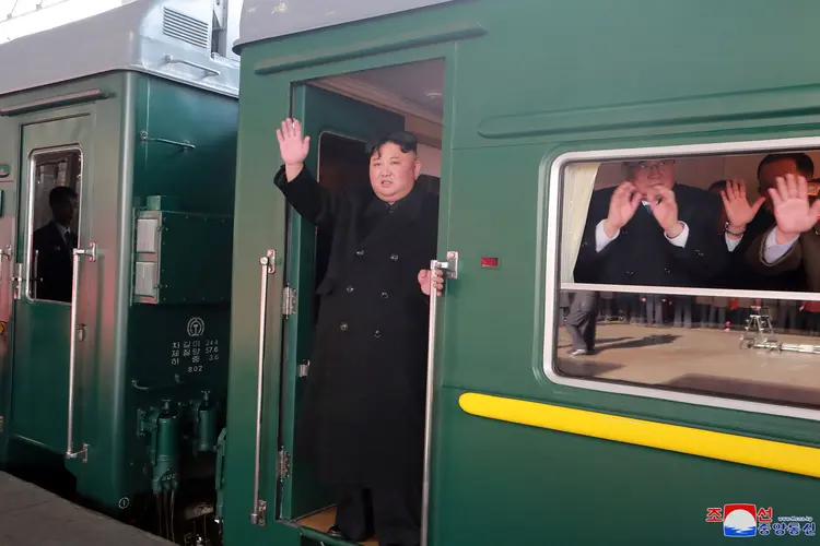 Kim Jong-Un em trem que faz viagem até Vietnã, local da cúpula com Trump (KCNA/Reuters)