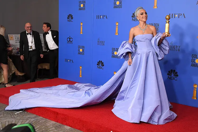 Golden Globe: a atriz de Nasce Uma Estrela sabe como usar um "ball gown dress" e deu uma prova disso no Golden Globe (Steve Granitz/WireImage/Getty Images)