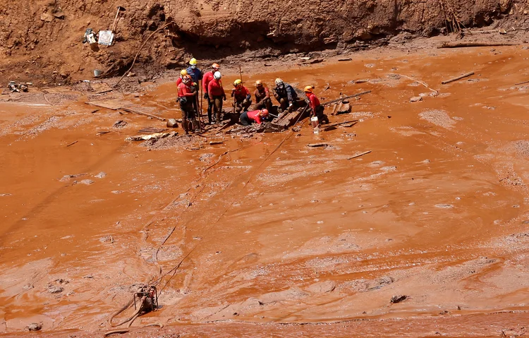 Brumadinho (MG): equipes de resgate em meio ao mar de lama ocasionado pelo desastre da barragem da Vale (Adriano Machado/Reuters)