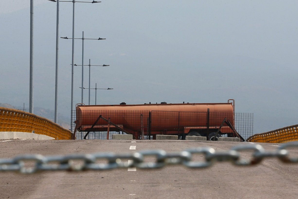 Na fronteira venezuelana, Maduro se segura por uma ponte