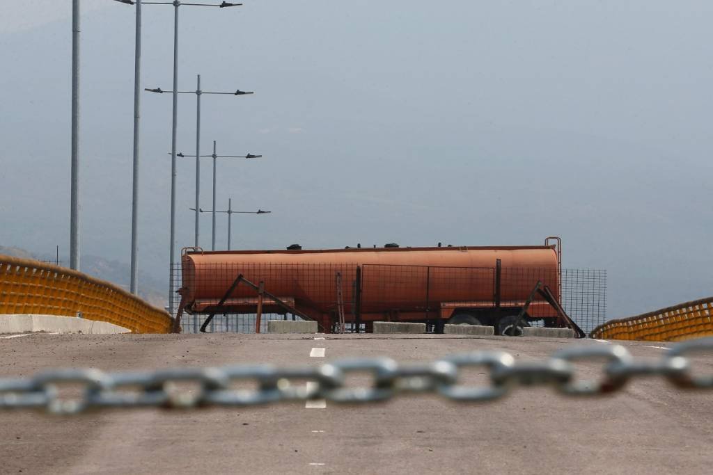 Na fronteira venezuelana, Maduro se segura por uma ponte