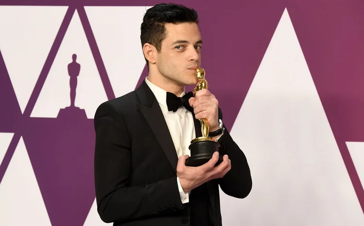 Rami Malek posa com o Oscar de "Melhor ator": filme superou "Green Book", "Roma" e "Pantera Negra" na quantidade de estatuetas (Frazer Harrison/Getty Images)