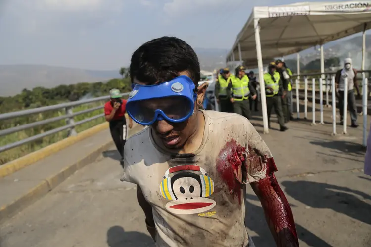 Confrontos na Ponte Internacional Simón Bolivar, em Cúcuta, Colômbia: manifestante ferido em confrontos na ponte internacional no dia 25 de fevereiro de 2019 (Rafael Hernandez/picture alliance/Getty Images)