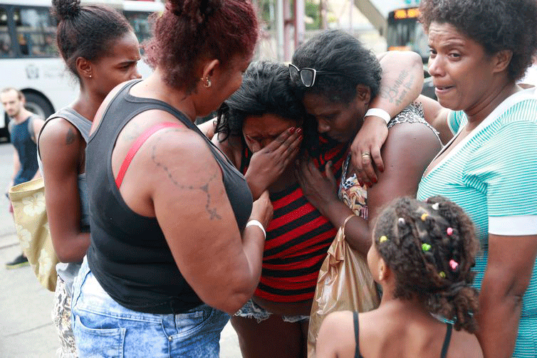 Policiais chegaram atirando, diz mãe de menina baleada no Rio
