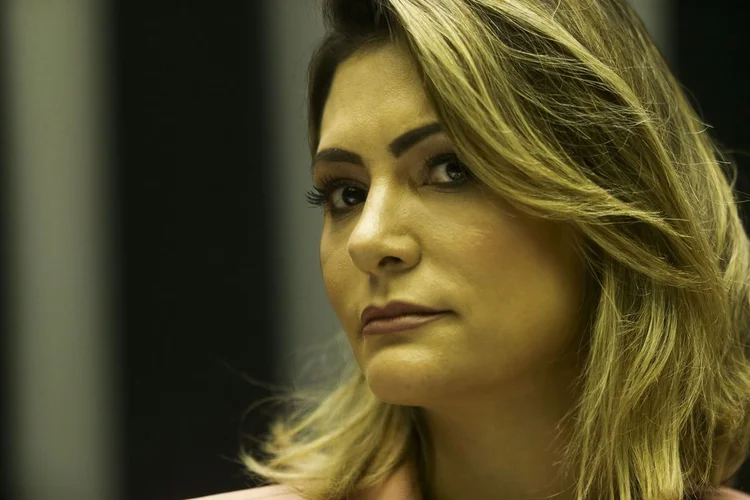 Antes de entrar no carro, Michelle respondeu apenas a uma pergunta (Marcelo Camargo/Agência Brasil)