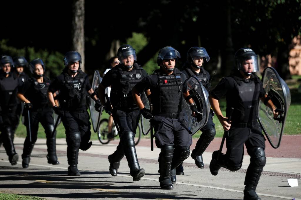 EUA oferecem suspensão de sanções a militares que abandonarem Maduro