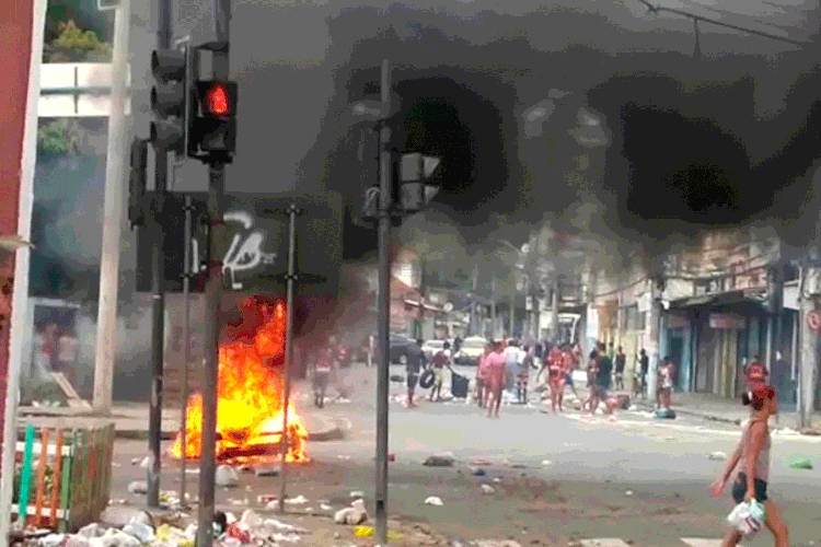 Moradores bloquearam ruas do birro na Zona Norte como manifestação pela morte da menina (Reprodução/Facebook)