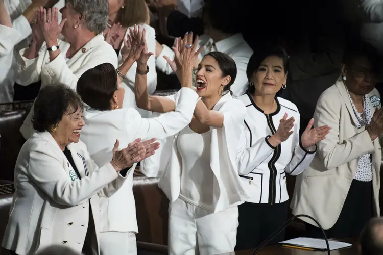 Mulheres eleitas para o Congresso vestem branco: grupo escolheu a cor para homenagear o movimento sufragista que conquistou o direito ao voto para mulheres nos EUA há um século (Tom Williams/CQ Roll Call/Getty Images)