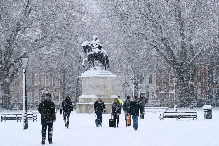 Bristol, Inglaterra: em meio à nevasca, transeuntes atravessam praça no sul do país (Chris Jackson/Getty Images)