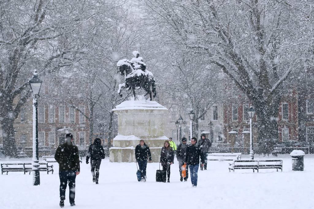 Escolas são fechadas e voos cancelados por nevascas no Reino Unido