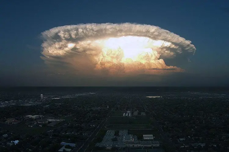 Riscos: nuvem gigantesca é vista no céu do Texas (EUA) como uma explosão de bomba atômica em 11 de abril de 2015. (Darin Kuntz / Barcroft Media/Getty Images)