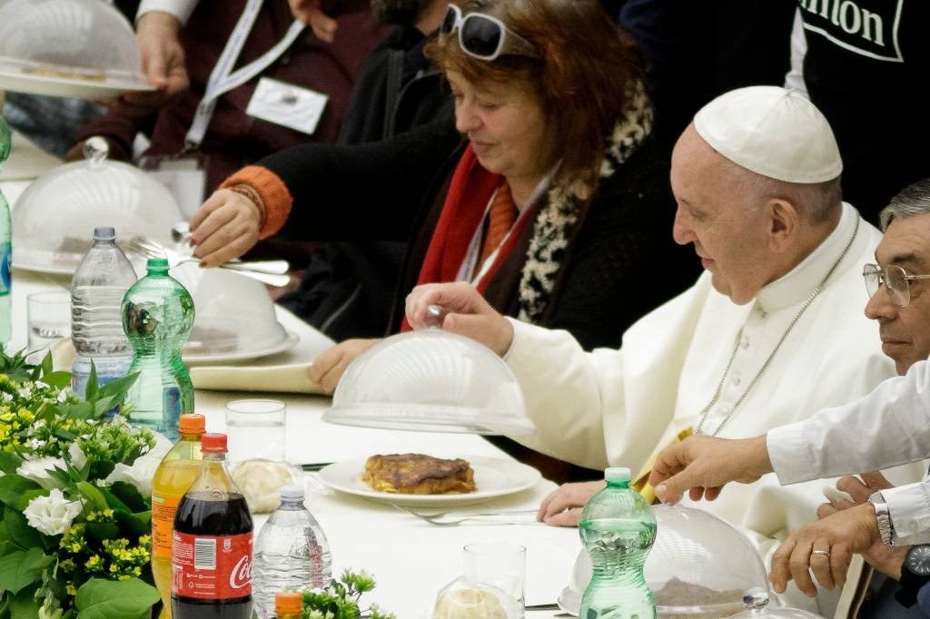 Basílica de São Pedro: Papa oferece a várias centenas de pessoas pobres e desabrigadas almoço ao celebrar o Dia Mundial dos Pobres em 2018. (Giuseppe Ciccia/Pacific Press/LightRocket/Getty Images)