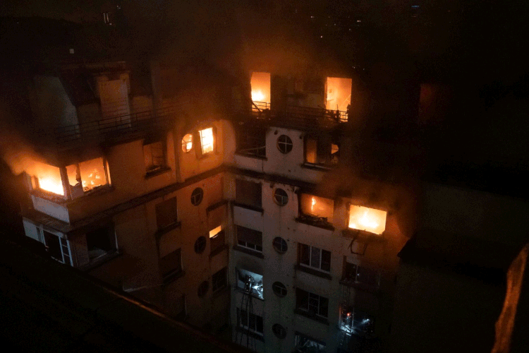 Incêndio: Vizinhos afirmam que mulher ameaçou colocar fogo no prédio (B. Moser/Brigade des Sapeurs-Pompiers de Paris/Reuters)
