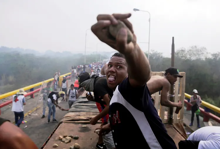 Confronto na fronteira com a Colômbia: venezuelanos passam fome, enquanto Maduro queima caminhões de doações