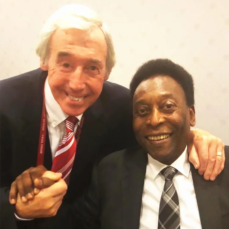 Pelé e Gordon Banks: o rei homenageia a lenda do futebol inglês, Gordon Banks, que morreu nesta terça-feira (Facebook/Reprodução)