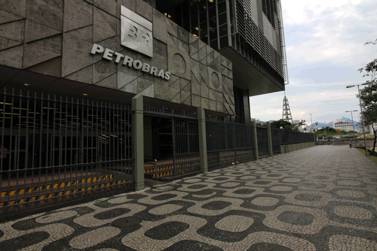 Petrobras: Estatal tem aumentado preço do combustível com base no valor do petróleo no mercado externo (NurPhoto/Getty Images)