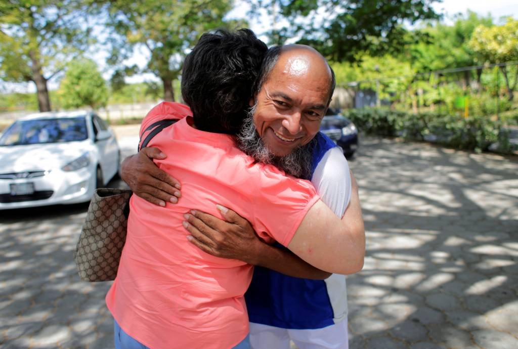 Alex Vanega: considerado um preso político, é abraçado por mulher depois de ser solto de prisão em Manágua, na Nicarágua (Oswaldo Rivas/Reuters)