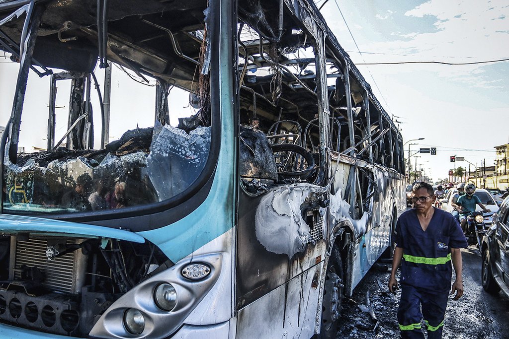 Ônibus incendiado no Ceará: para o governador Camilo Santana (PT), num enfrentamento o policial não se pode esperar o bandido atirar primeiro | Alex Gomes/AFP /  (Alex Gomes/AFP)