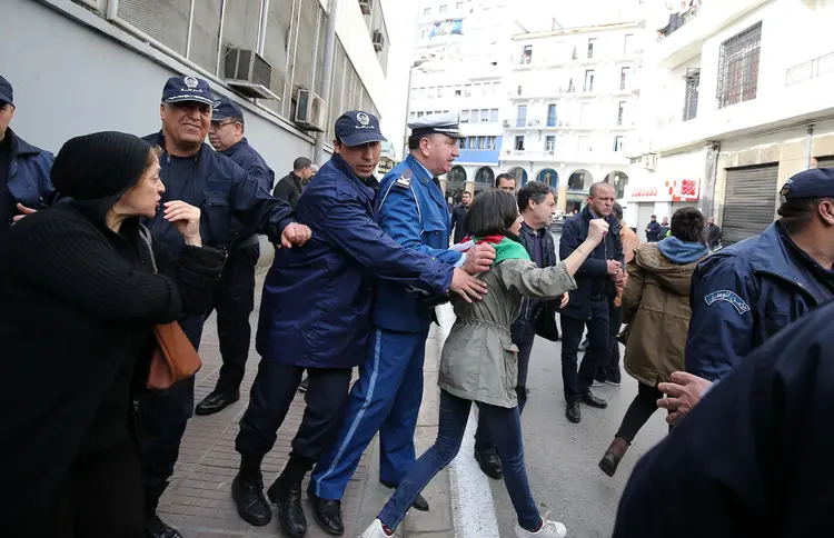 Argélia: pessoas protestam em Argel, na Argélia nesta sexta contra a decisão do presidente Abdelaziz Bouteflika de concorrer ao quinto mandato (Billal Bensalem/NurPhoto/Getty Images)